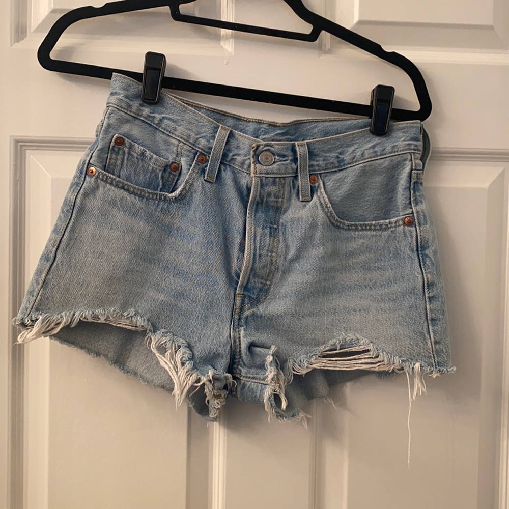 Levi’s light denim 501 shorts size 26